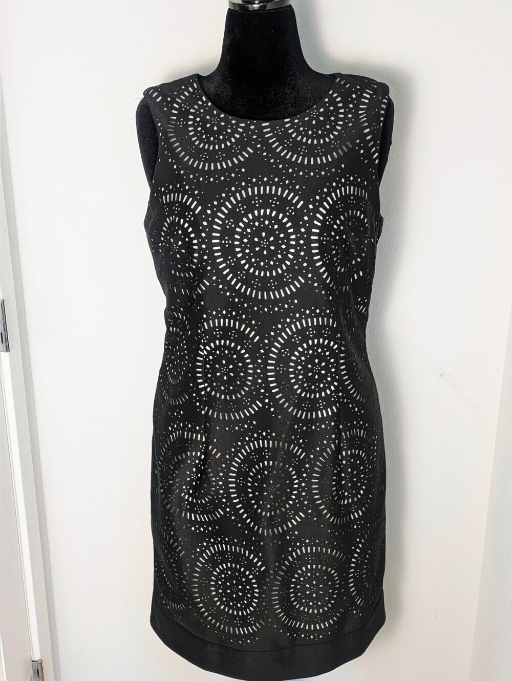 White House Black Market Laser Cut Black Mini Sheath Dress Size 14 Sleeveless